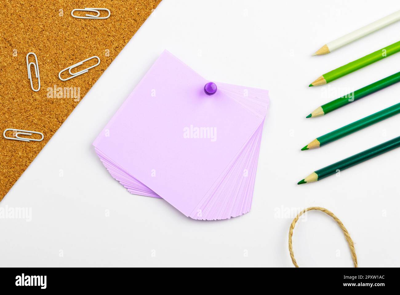Image avec fournitures scolaires, autocollants, carnets message important Banque D'Images