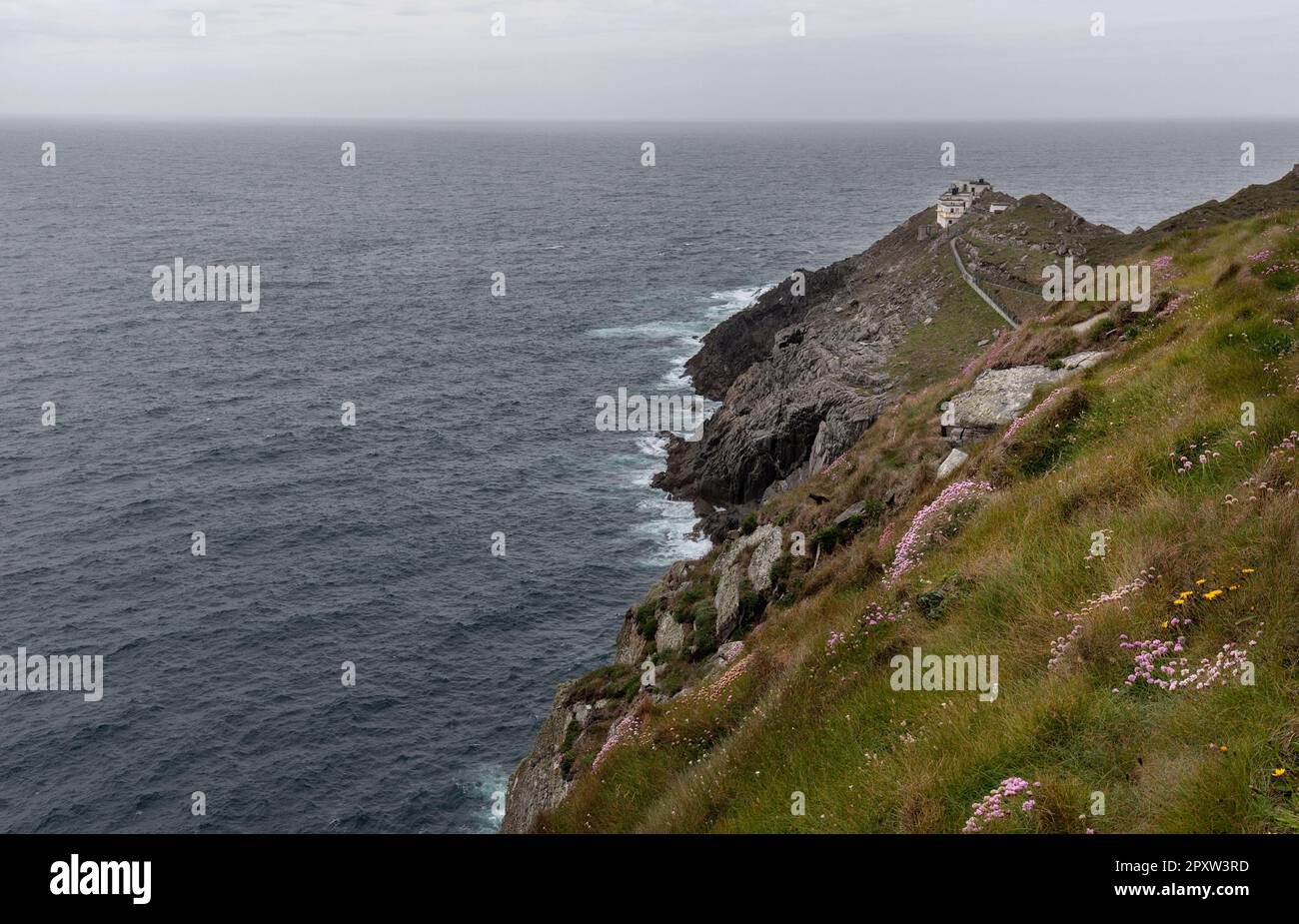 Falaises spectaculaires à Mizen Head avec musée de la station de radio historique sur la péninsule de Mizen, sur la Wild Atlantic Way, comté de Carbery Cork Banque D'Images