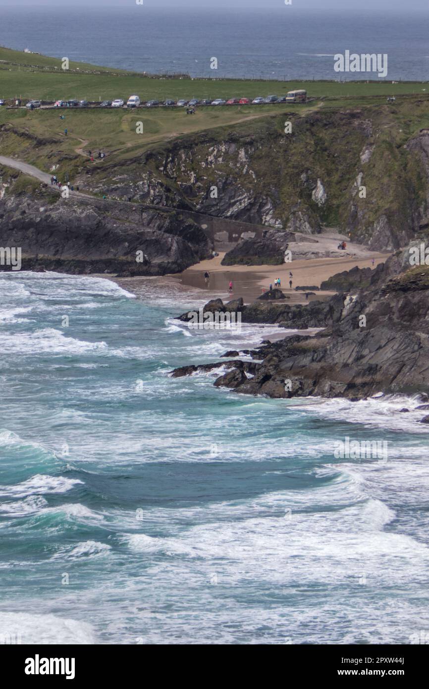 Coumeenoole Beach depuis Slea Head sur la péninsule de Dingle sur le Wild Atlantic Way County Kerry. Banque D'Images