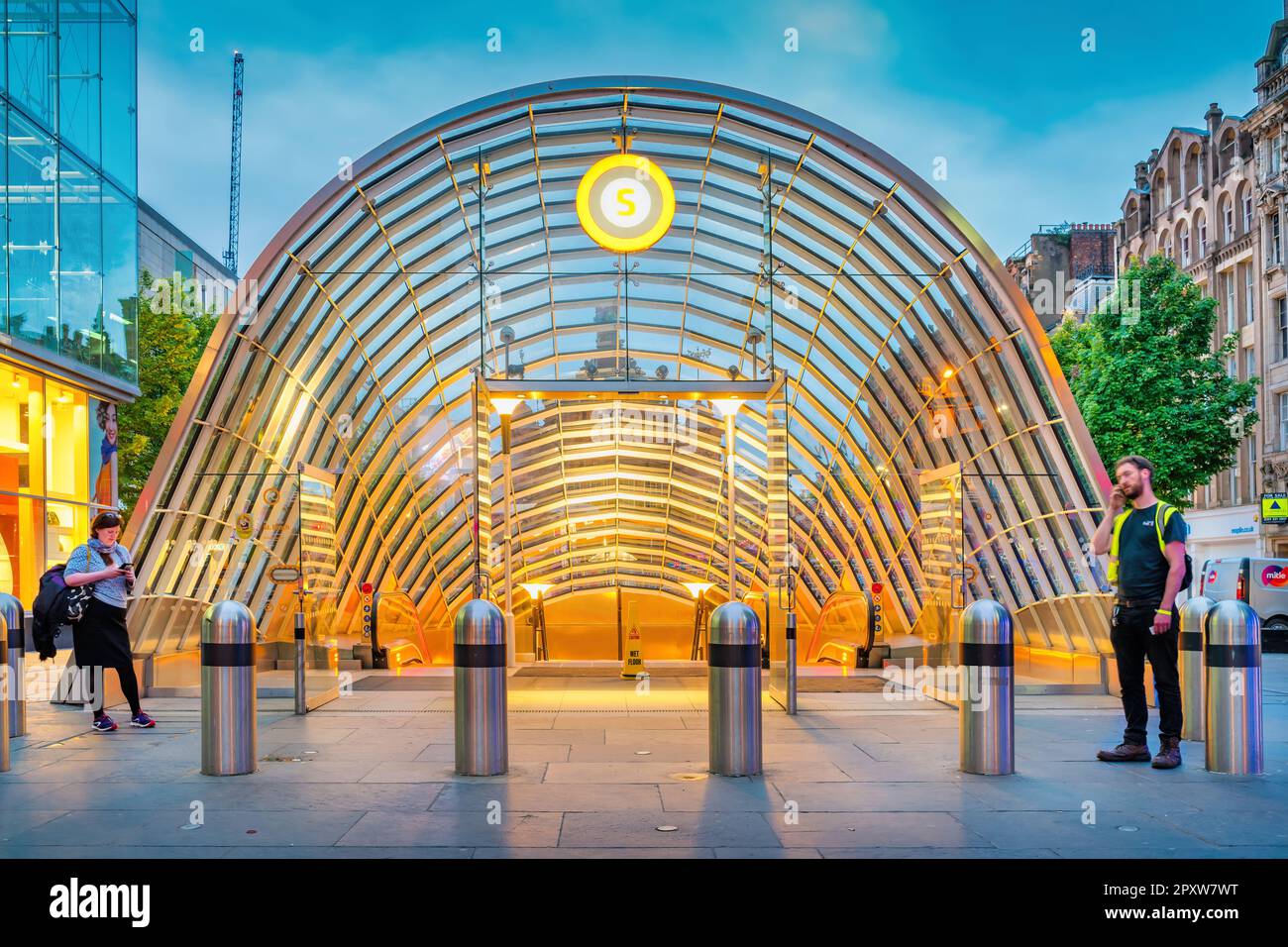 L'entrée de la station de métro St Enoch dans le centre-ville de Glasgow, en Écosse, la nuit. Banque D'Images