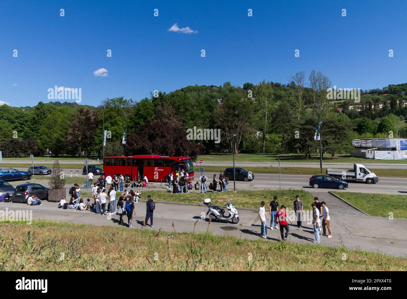 Groupe d'élèves lors d'un voyage scolaire à Turin, en Italie, à côté de la rivière po et du MAUTO (musée des voitures). Banque D'Images