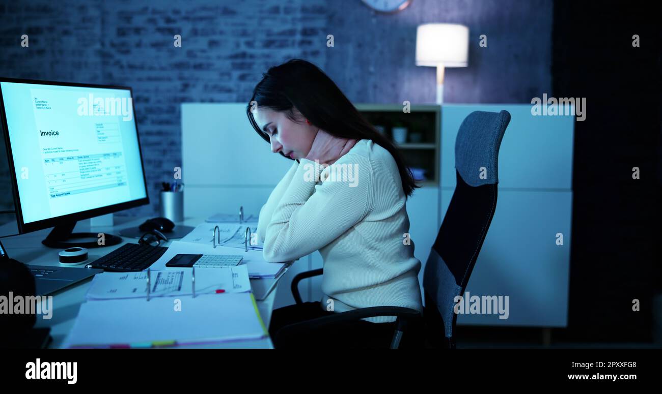 Douleur au cou pendant le travail à l'ordinateur. Contrainte de posture incorrecte Banque D'Images