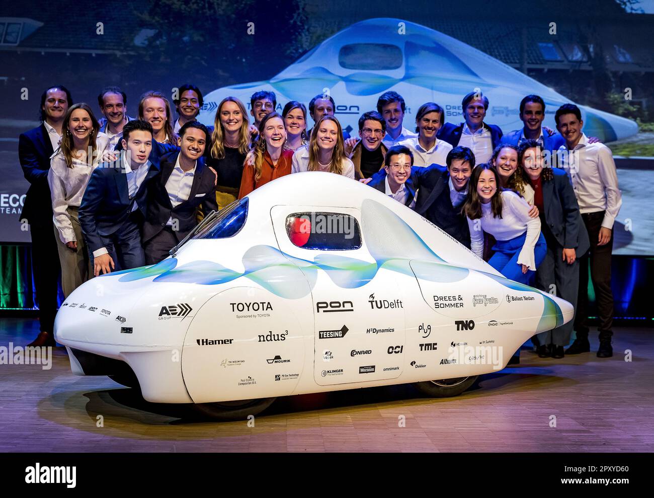 Rotterdam, pays-Bas. 02nd mai 2023. DELFT - les étudiants de l'équipe Eco-Runner Delft dévoilent leur nouvelle voiture à hydrogène, l'Eco-Runner XIII, dans l'Université de technologie Aula de Delft. Selon l'équipe, la nouvelle voiture sera la voiture à hydrogène la plus efficace au monde et sera 100 fois plus économique que la voiture urbaine actuelle. ANP REMKO DE WAAL pays-bas Out - belgique Out Credit: ANP/Alay Live News Banque D'Images