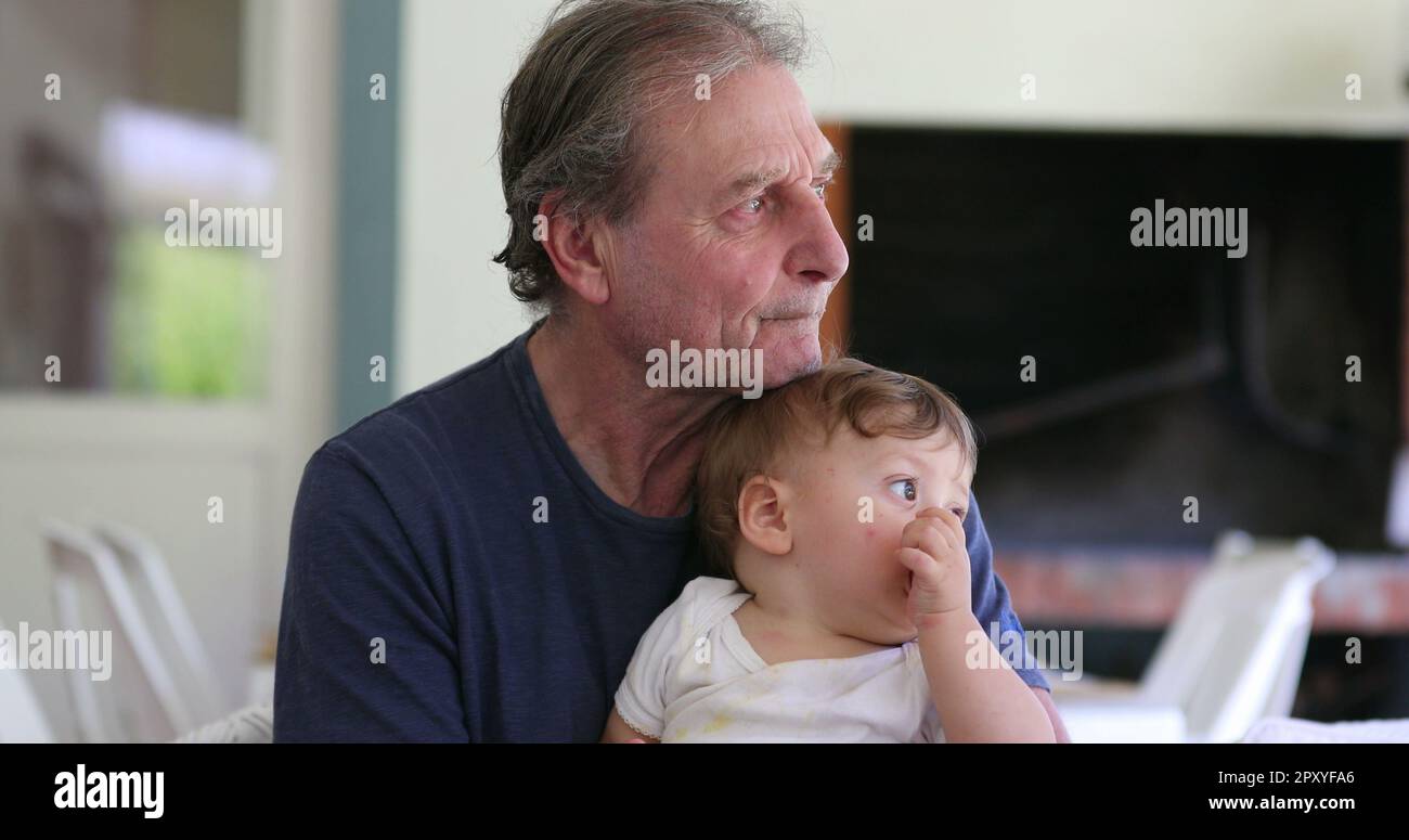 Grand-père liant avec grand-enfant. Petit-père décontracté et décontracté avec petit-fils Banque D'Images