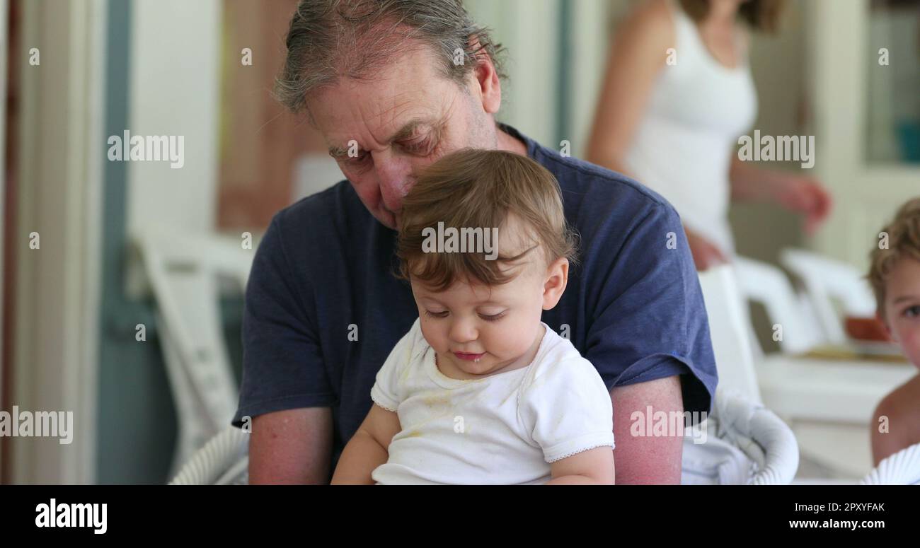 Grand-père liant avec grand-enfant. Petit-père décontracté et décontracté avec petit-fils Banque D'Images