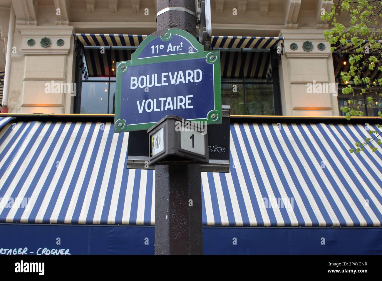 Vue de la signalisation représentant le boulevard Voltaire une artère principale située dans le 11th arrondissement de Paris France. Banque D'Images