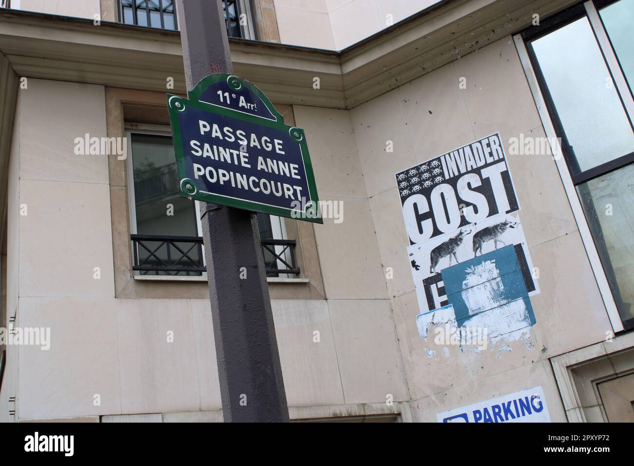 Vue abstraite de la signalisation sur le passage Sainte Anne Popincourt ici situé dans le 11th arrondissement de Paris France. Banque D'Images