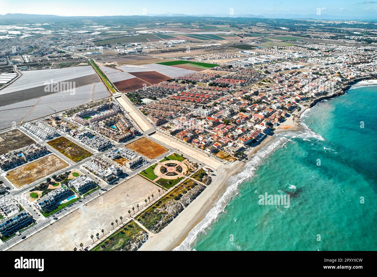 Vue aérienne de Torre de la Horadada, point de vue de drone sur le paysage méditerranéen et vue sur la ville. Destinations de voyage et concept de vacances. Costa Bla Banque D'Images