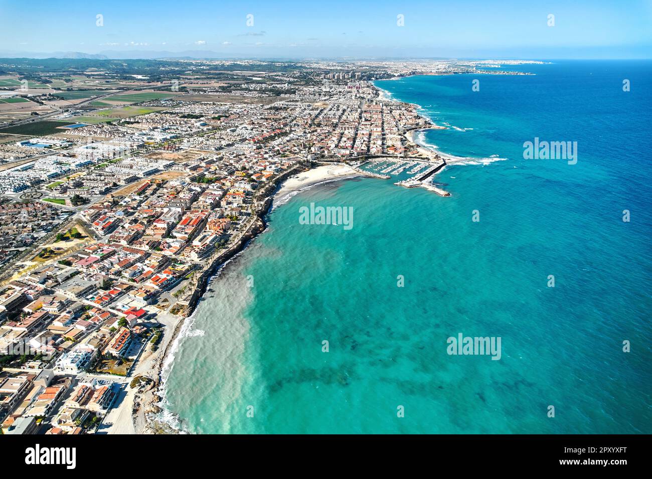 Vue aérienne de Torre de la Horadada, point de vue de drone sur le paysage méditerranéen et vue sur la ville. Destinations de voyage et concept de vacances. Costa Bla Banque D'Images