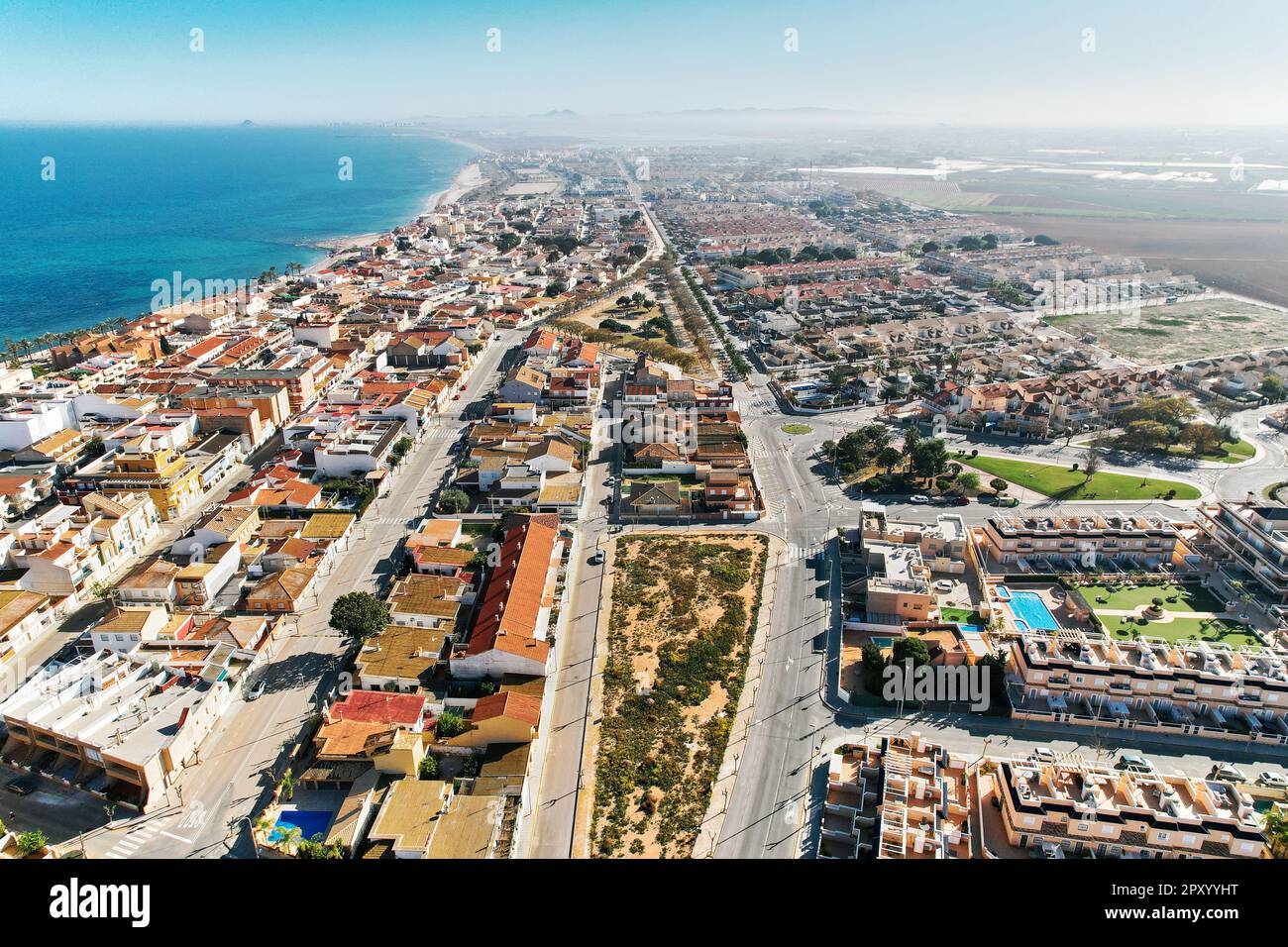 Vue aérienne de Torre de la Horadada, point de vue de drone sur le paysage méditerranéen et vue sur la ville. Destinations de voyage et concept de vacances. Costa Bla Banque D'Images