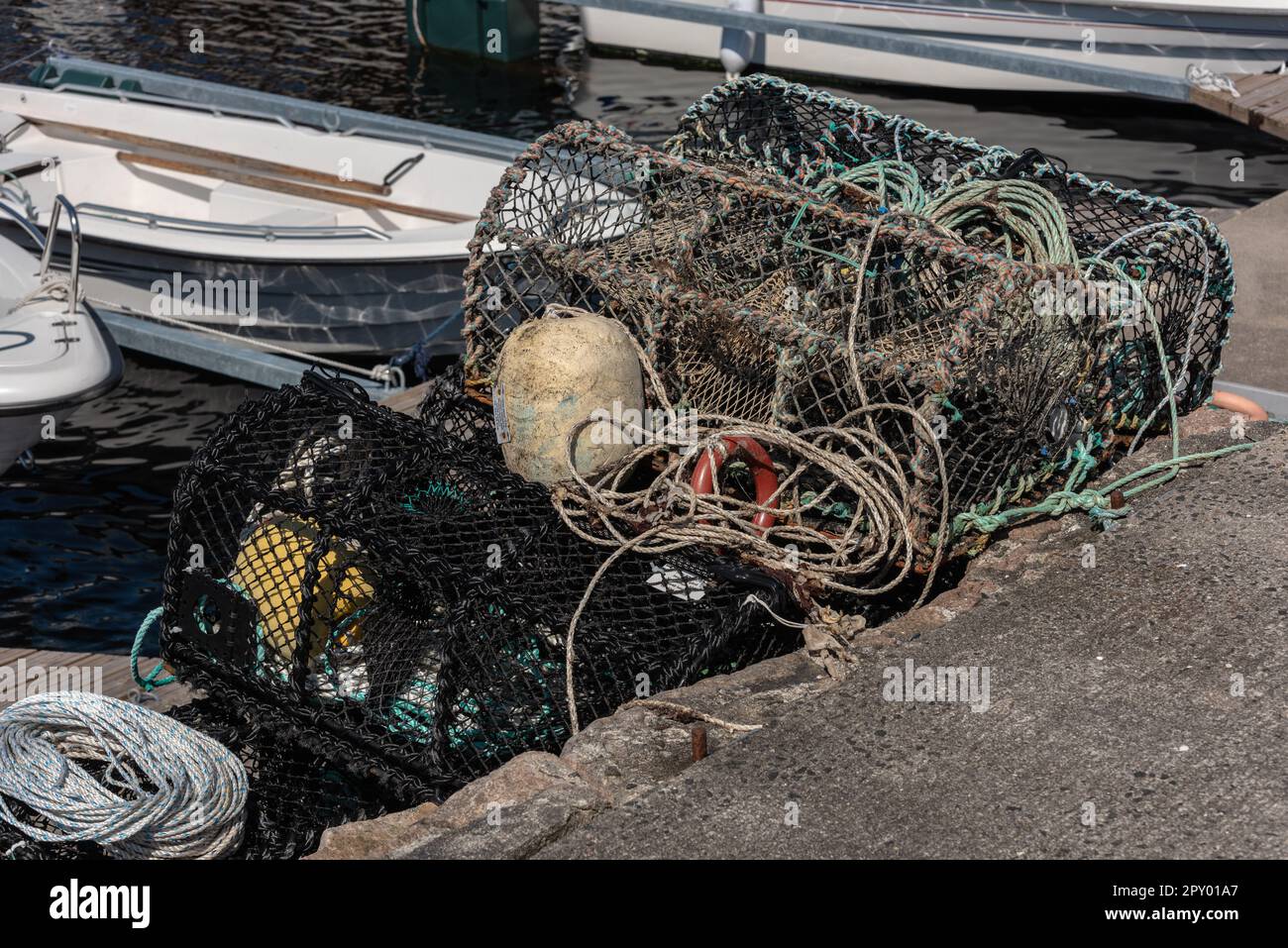 Lindesnes, Norvège - 03 août 2021 : cages de crabe au soleil au bord d'un quai. Banque D'Images