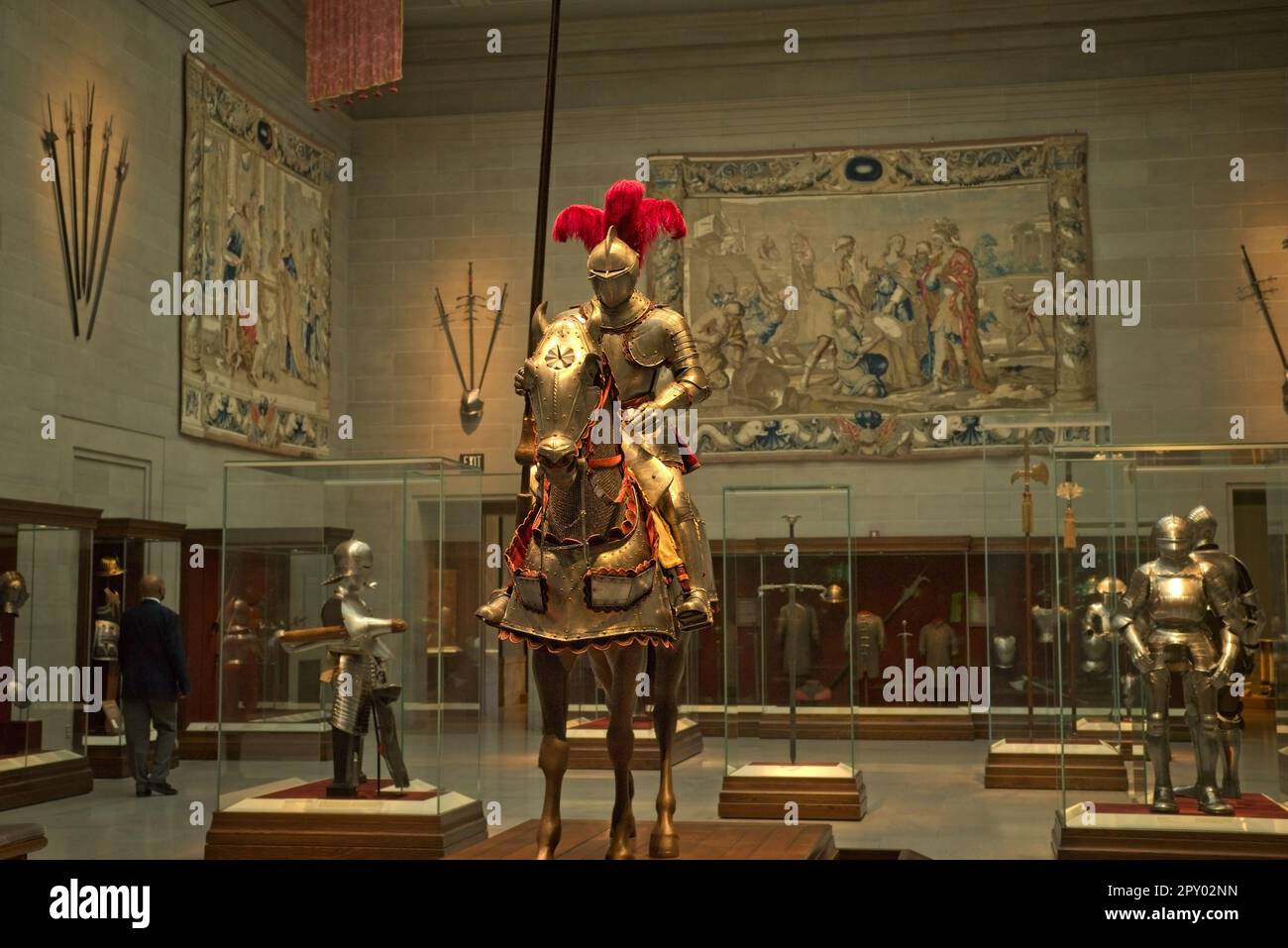Un chevalier en armure complète à cheval a lieu dans la cour d'armure du Cleveland Museum of Art Banque D'Images