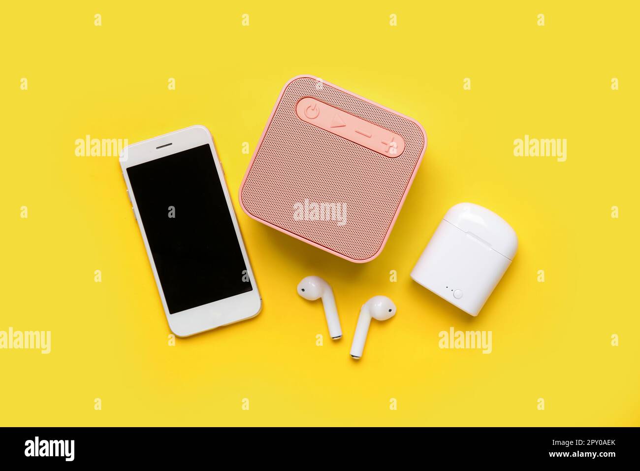 Écouteurs, haut-parleur et téléphone portable sur fond jaune Photo Stock -  Alamy