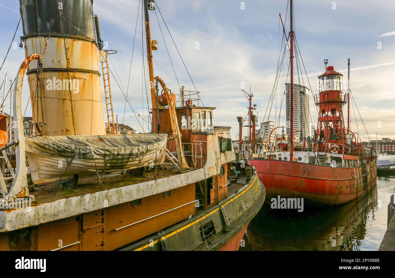 Editorial Swansea, Royaume-Uni - 13 avril 2023: Attractions touristiques, le navire de lumière Helwick et le tugboat Canning au Musée maritime à la marina de Swansea, Sud Banque D'Images