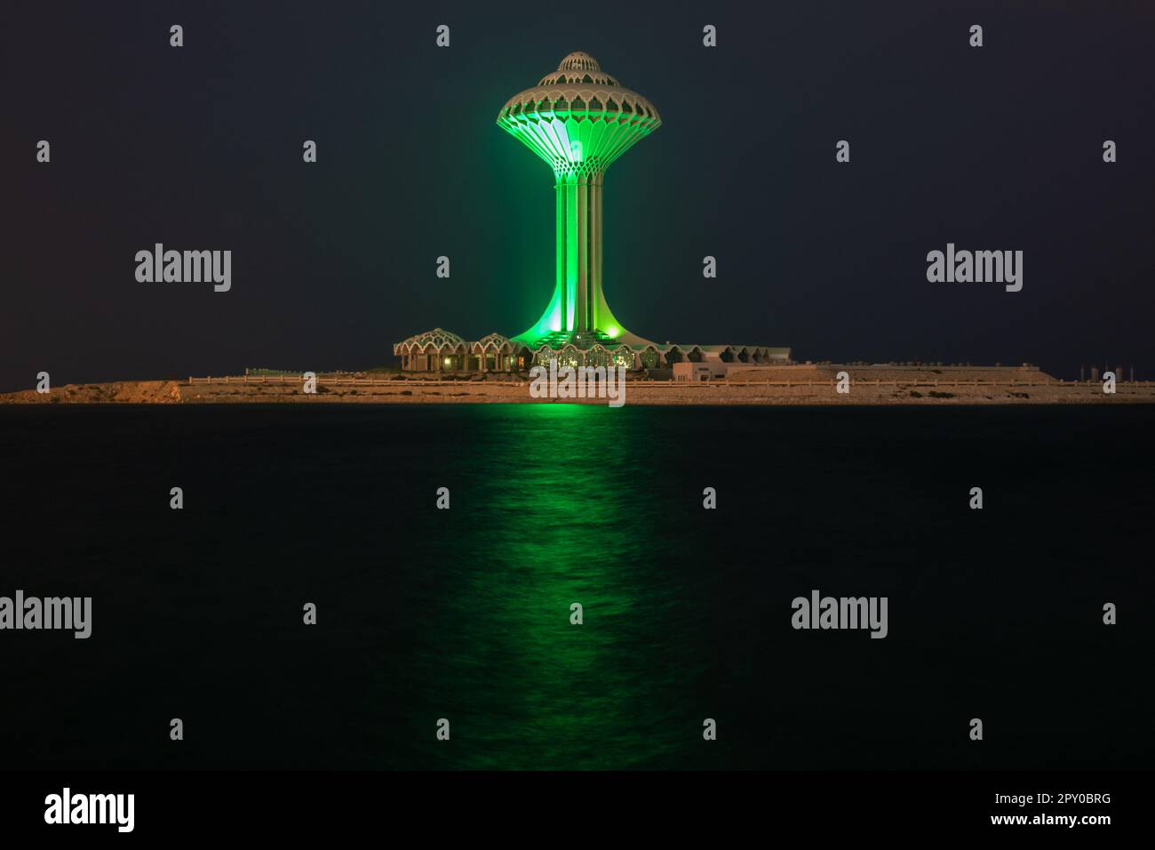 Tour d'eau Al Khobar illuminé en vert pendant la nuit sur la rive de la mer, Dammam, Arabie Saoudite Banque D'Images