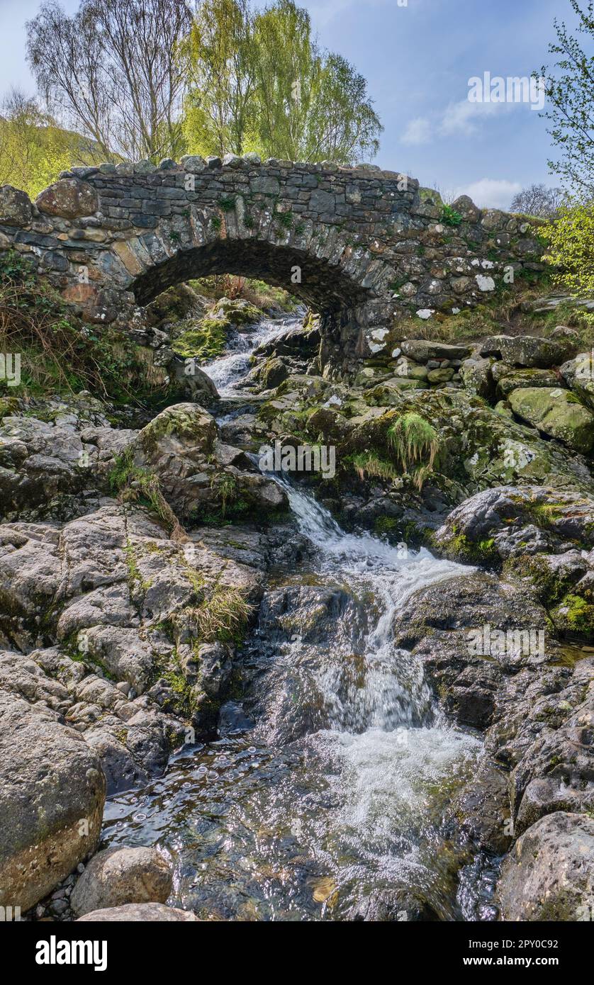 Barrow Beck en cascade à travers Ashness Bridge, près de Keswick, Lake District, Cumbria Banque D'Images