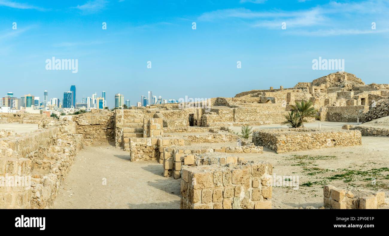 Ruines de la forteresse portugaise de Qalat al-Bahreïn avec le centre-ville en arrière-plan, Manama, Bahreïn Banque D'Images