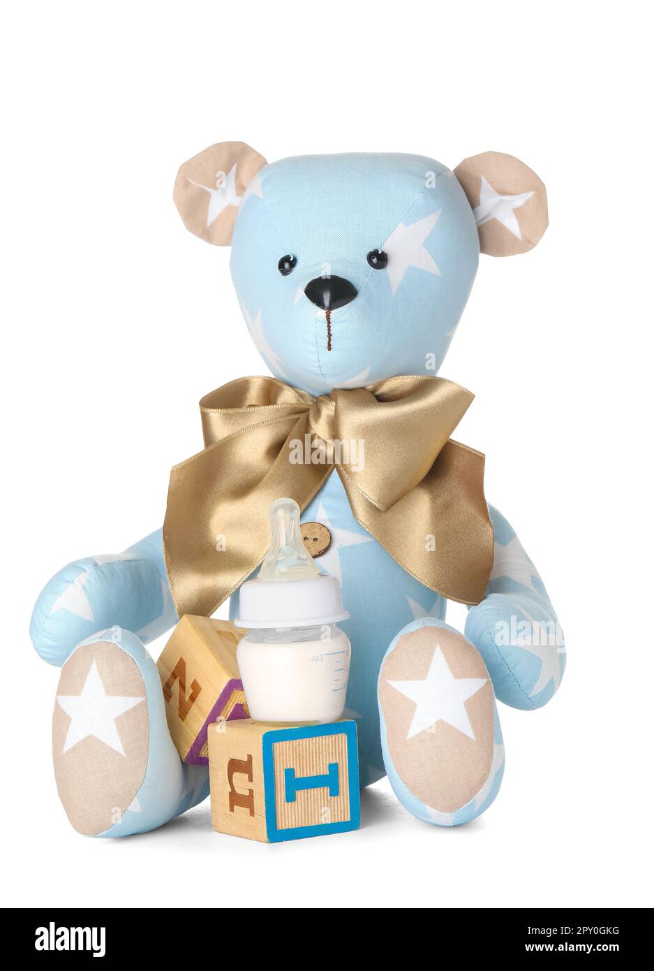 Ours en peluche avec une bouteille de lait pour bébé avec des jouets sur  fond blanc Photo Stock - Alamy