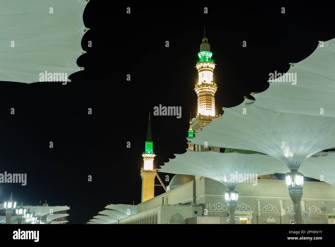 Mosquée du prophète minarets avec parasols en premier plan, Médina, Arabie Saoudite Banque D'Images