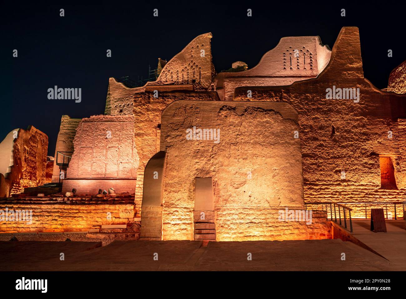 Les murs de la vieille ville de Diriyah sont illuminés la nuit, à Riyad, en Arabie Saoudite Banque D'Images