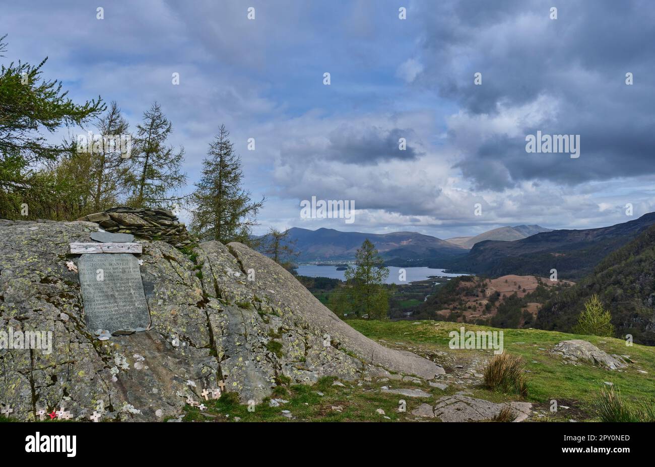 John Hamer Memorial sur Castle Crag, près de Grange, Borrowdale, Lake District, Cumbria Banque D'Images