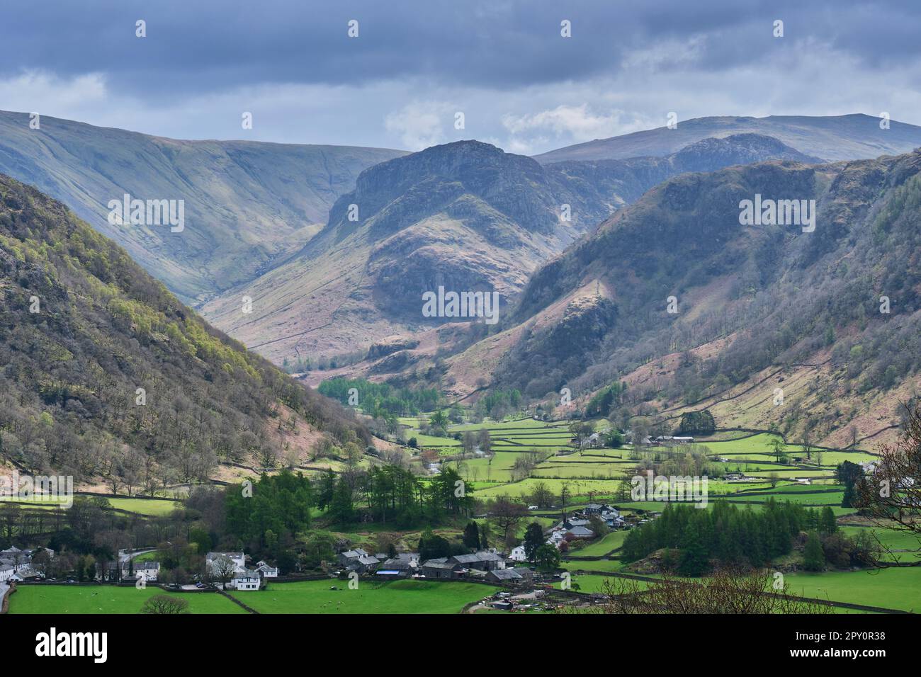 Eagle Crag et Heron Crag, Rosthwaite et Borrowdale, vus de Castle Crag, près de Grange, Borrowdale, Lake District, Cumbria Banque D'Images