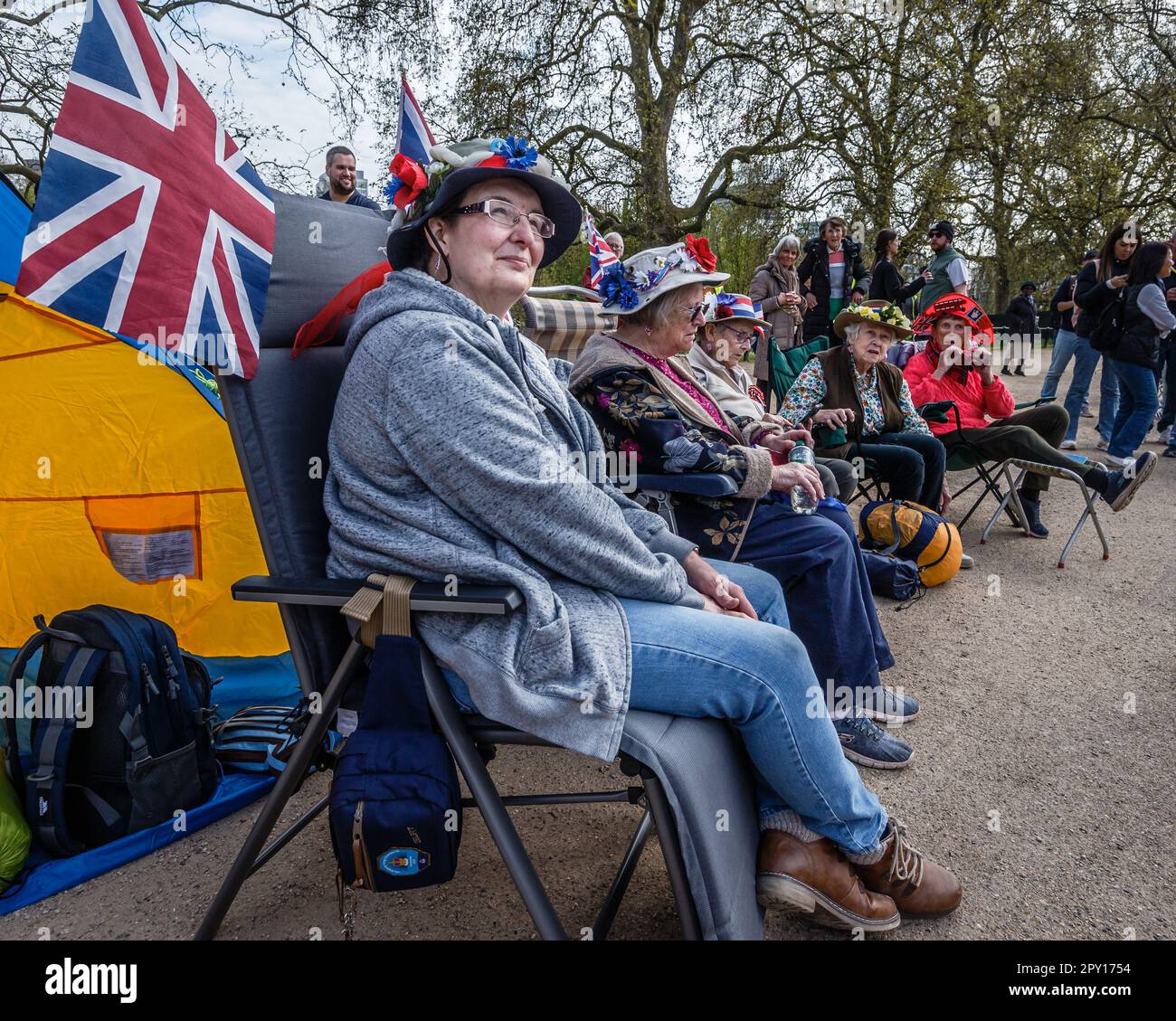 5 super fans royaux de lève-tôt avec un âge combiné de 375 ans se détendre  dans le Mall, 4 jours avant le couronnement Photo Stock - Alamy