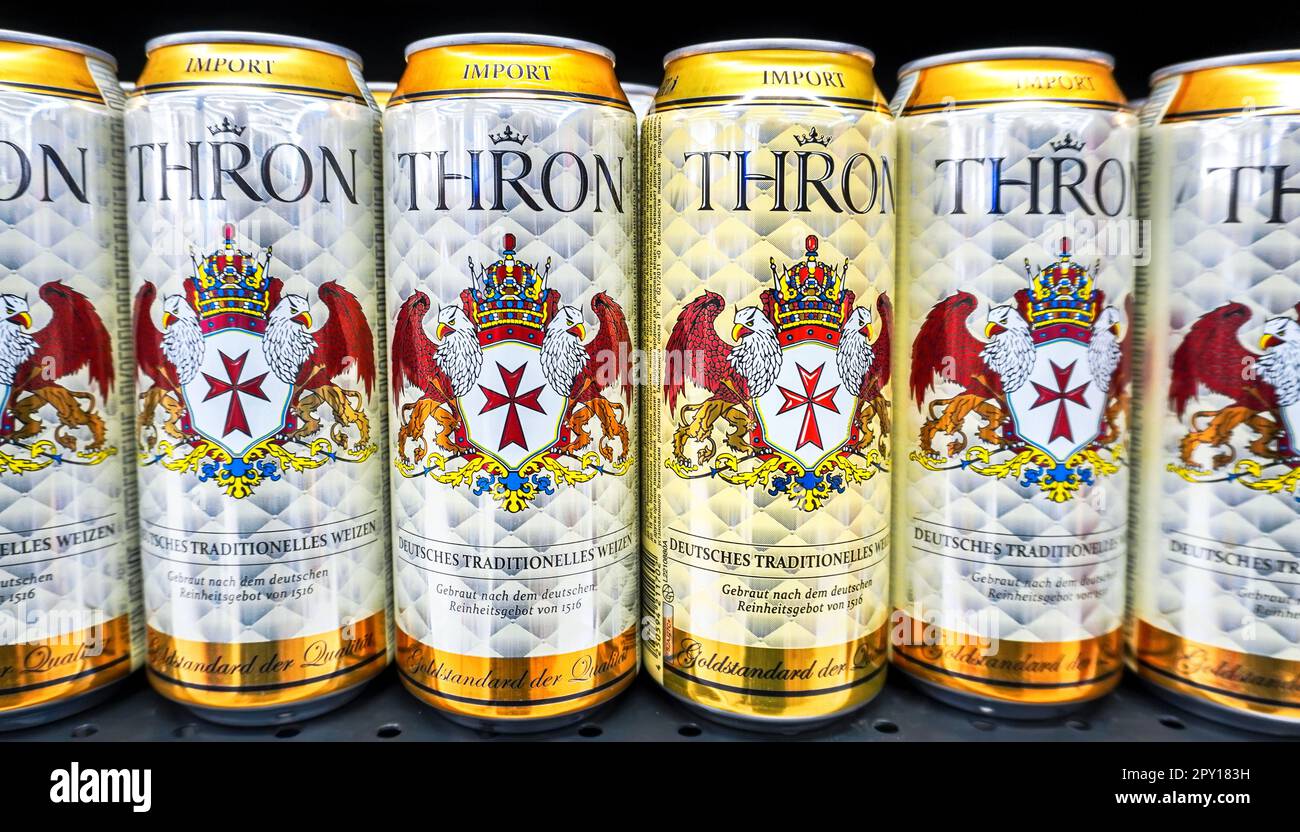 Samara, Russie - 30 avril 2023: Bière en conserve allemande Thron sur une étagère dans un supermagasin. Bière allemande en boîtes d'aluminium. Mise au point sélective Banque D'Images