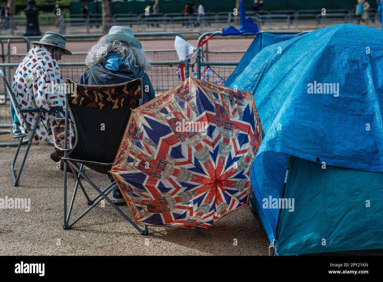 Camping dans le centre commercial quatre jours avant le couronnement. Banque D'Images