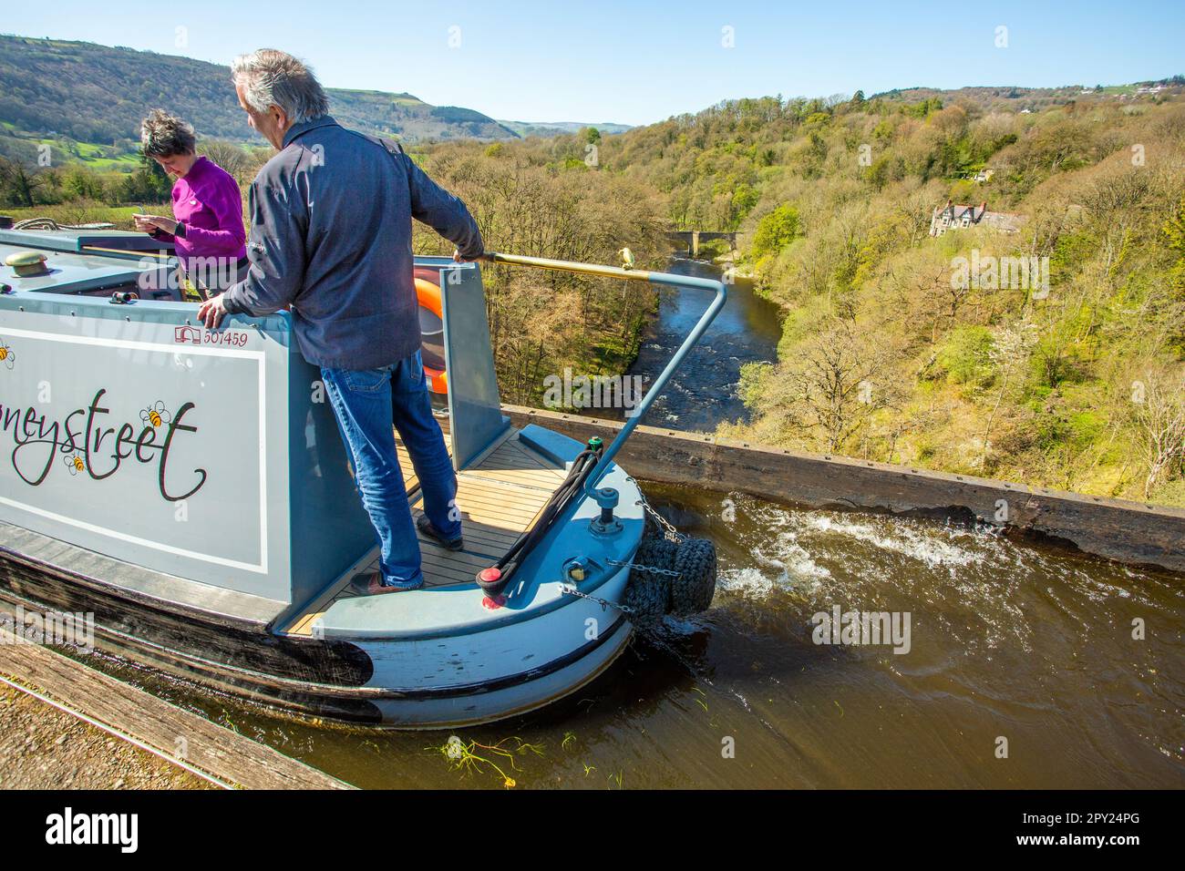 Canal narrowboat traversant à 38 mètres au-dessus de la rivière Dee sur l'aqueduc de Pontcysyllte près de Llangollen, au nord du pays de Galles, site classé au patrimoine mondial de l'UNESCO Banque D'Images