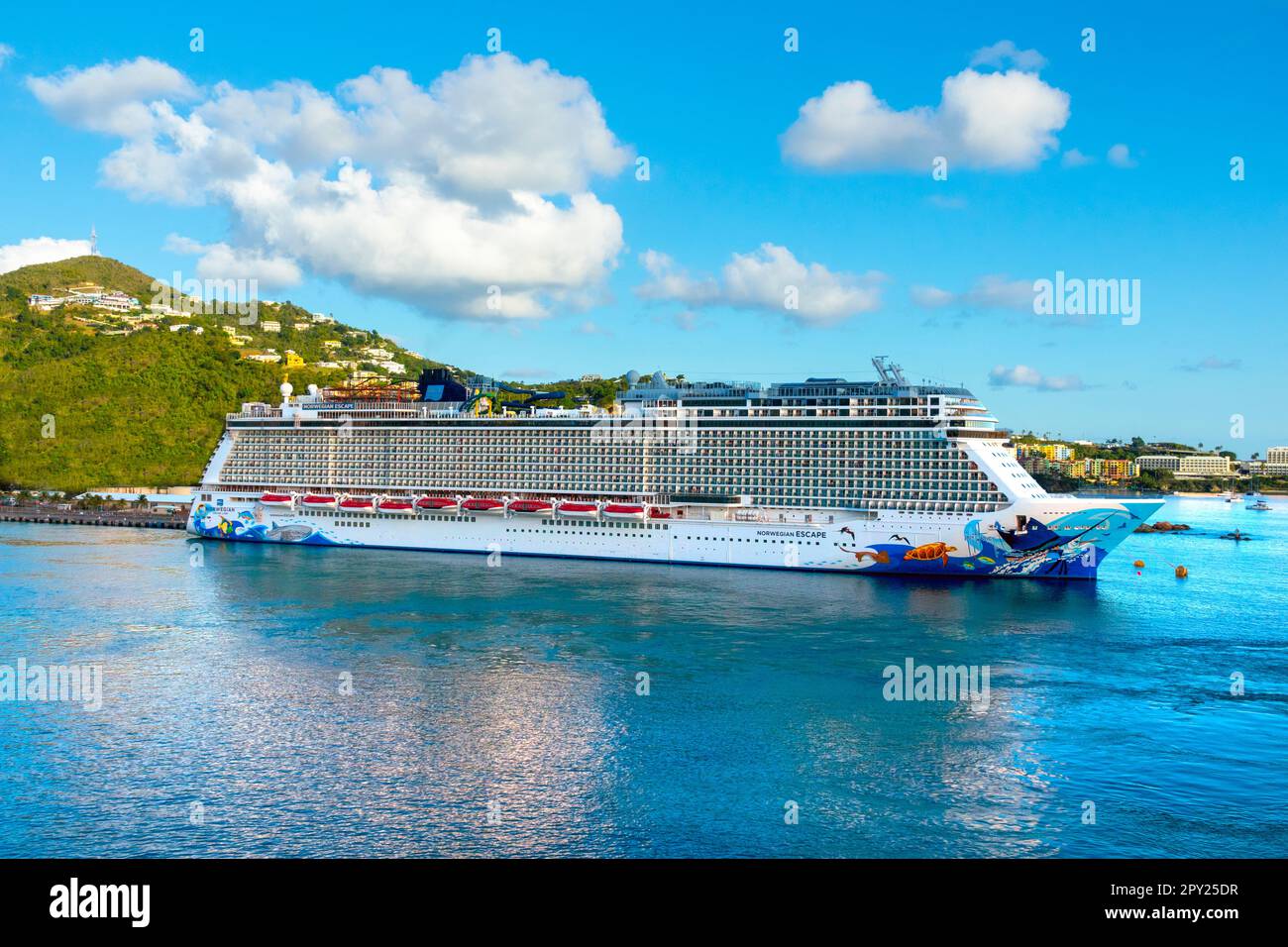 Bateau de croisière Norwegian Dawn à St. John’s est la capitale et le port clé de la nation insulaire des Caraïbes d’Antigua-et-Barbuda. Banque D'Images