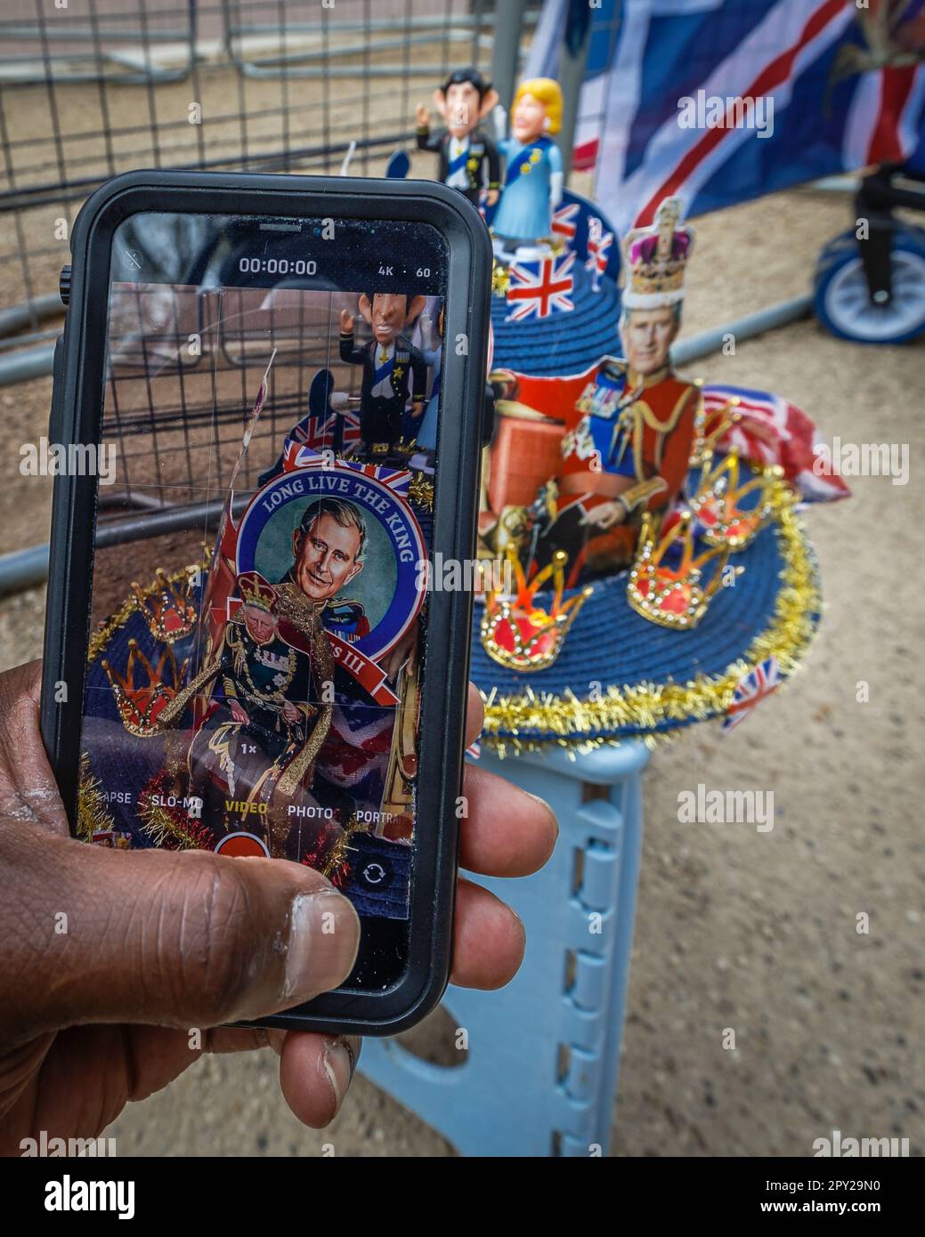 Vu à travers un smatphone, le chapeau de Donna, un super fan royal américain fait par elle repose sur le Mall quatre jours avant le couronnement. Banque D'Images