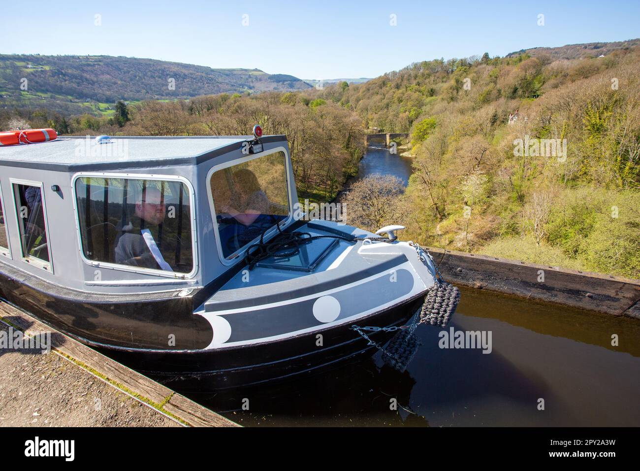 Canal narrowboat traversant à 38 mètres au-dessus de la rivière Dee sur l'aqueduc de Pontcysyllte près de Llangollen, au nord du pays de Galles, site classé au patrimoine mondial de l'UNESCO Banque D'Images