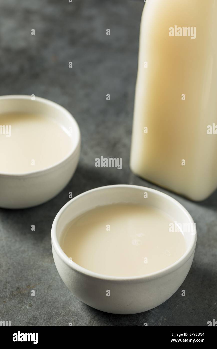 Boozy vin de riz coréen Makgeolli dans un bol Banque D'Images