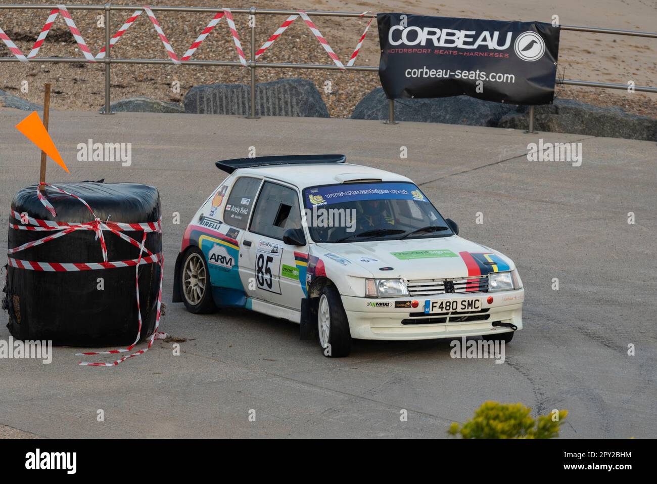 Andy Reid qui participe au rallye Corbeau d'une Peugeot 205 F2 Maxi 1989 sur le front de mer à Clacton, Essex, Royaume-Uni. Pilote CO Alex Reid Banque D'Images