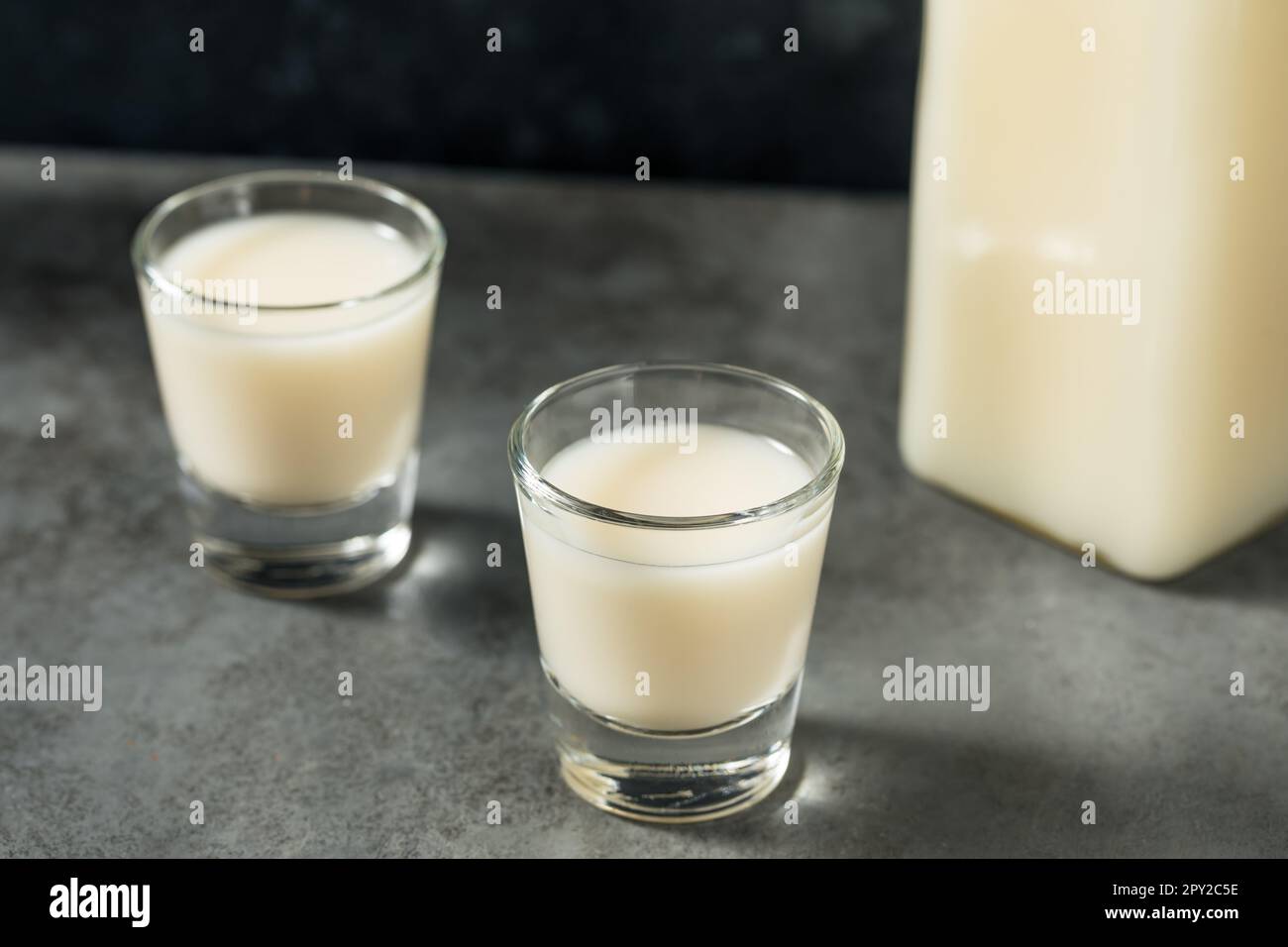 Boozy vin de riz coréen Makgeolli dans un bol Banque D'Images