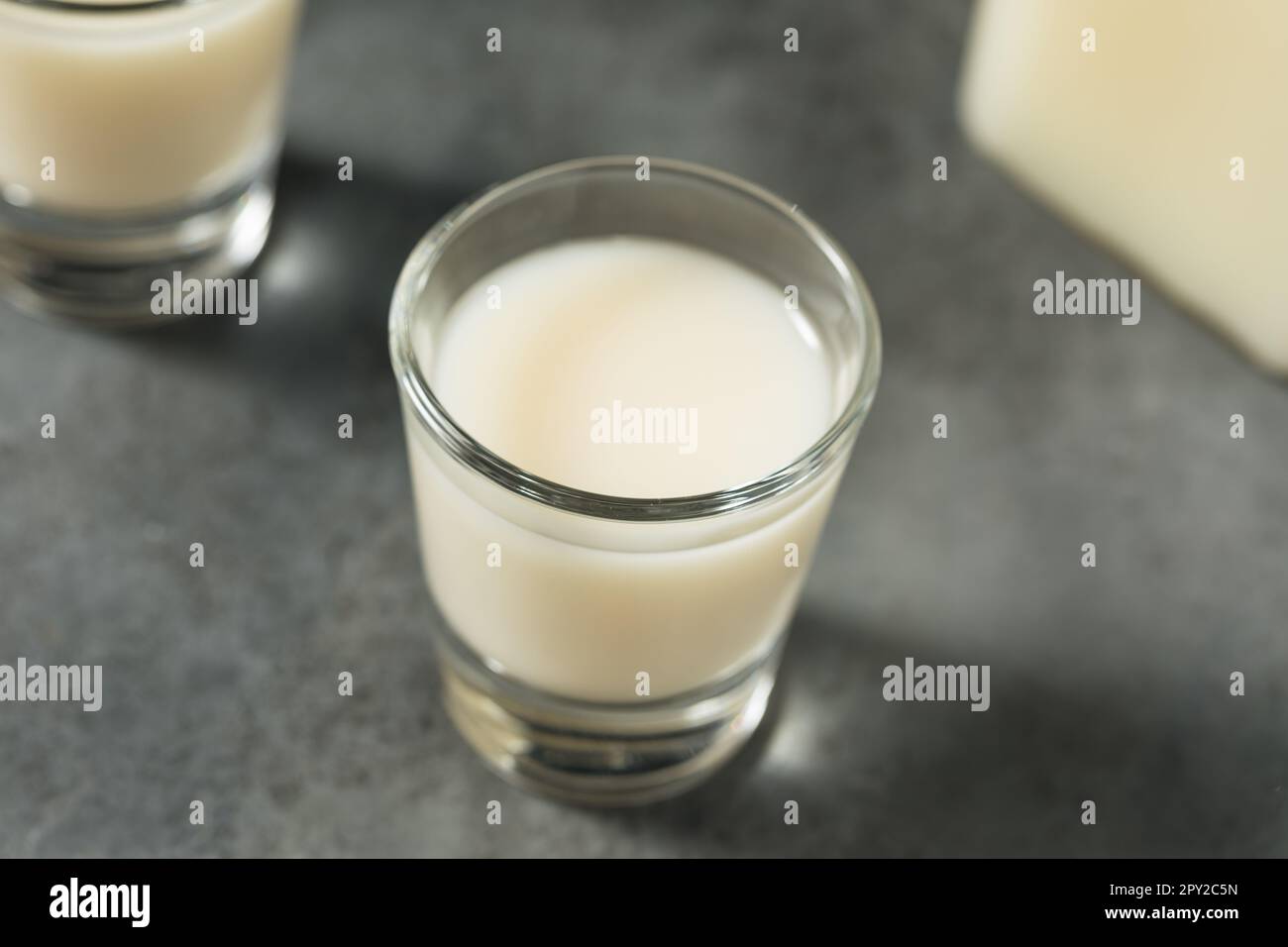 Boozy vin de riz coréen Makgeolli dans un bol Banque D'Images