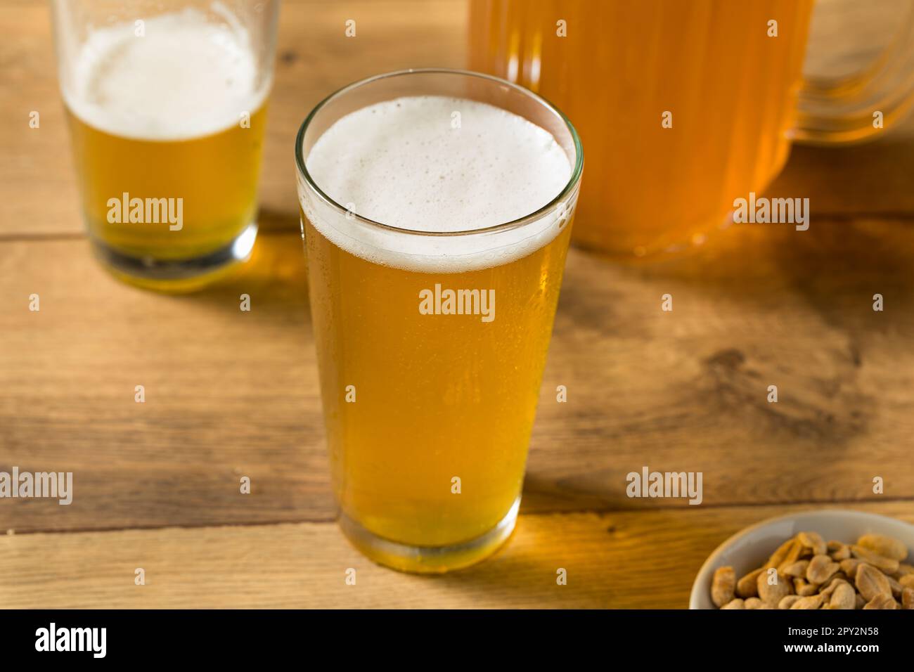 Bière fraîche et rafraîchissante dans un Pitcher prêt à boire Banque D'Images