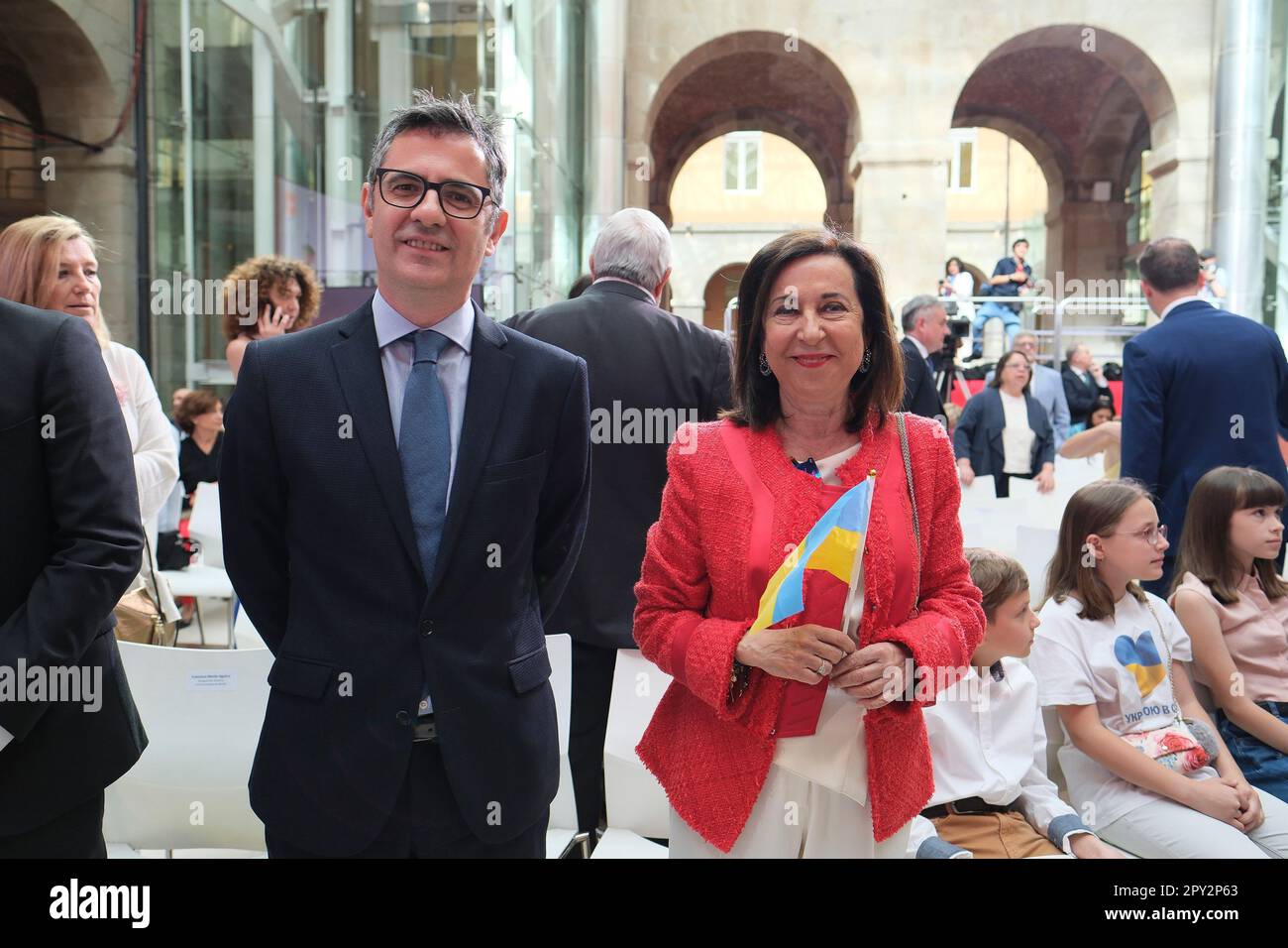 Madrid, Espagne. 02nd mai 2023. Le ministre de la Défense, Margarita Robles, et le ministre de la Présidence, relations avec les tribunaux et mémoire démocratique, Felix Bolaños, sont vus pendant la cérémonie. Cérémonie d'attribution des médailles de la Communauté de Madrid et des décorations de l'ordre de 2 mai, l'occasion s'est déroulée au Real Casa de Correos à Madrid. Crédit : SOPA Images Limited/Alamy Live News Banque D'Images