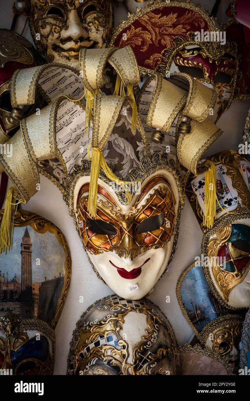 Masque de carnaval mystérieux et élégant dans une boutique de Venise Photo  Stock - Alamy
