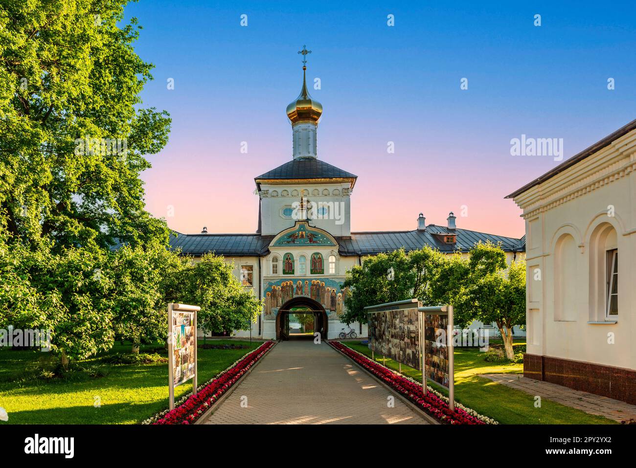 Cour donnant sur les portes Sainte avec St. Eglise Nicolas dans le couvent Saint Vvedensky Tolgsky dans la ville de Yaroslavl Banque D'Images