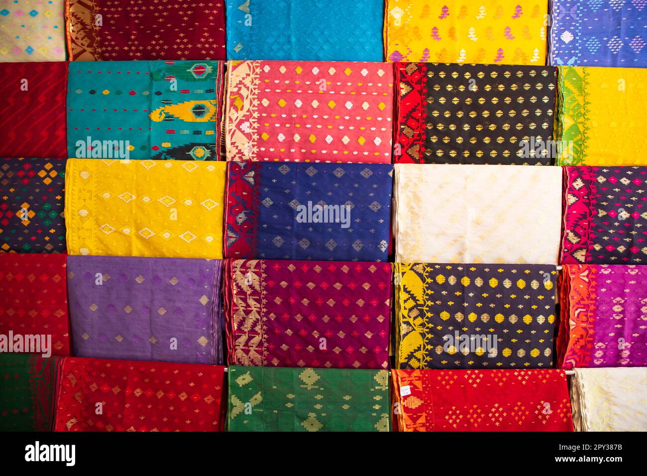 Bangladeshi femmes, la traditionnelle couleur de la saree Jamdani accrochée dans les salles d'exposition de détail. Fond de texture Jamdani Saree coloré Banque D'Images