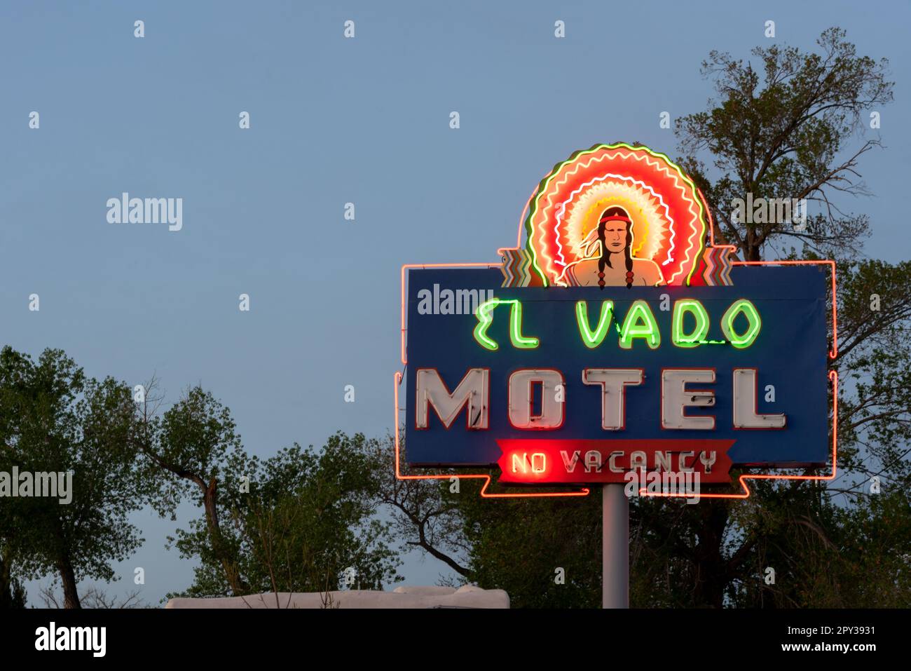 Panneau au néon pour El Vado Motel, l'un des terrains automobiles d'origine sur la route 66 à Albuquerque, Nouveau-Mexique, maintenant rénové dans un hôtel boutique motel, États-Unis. Banque D'Images