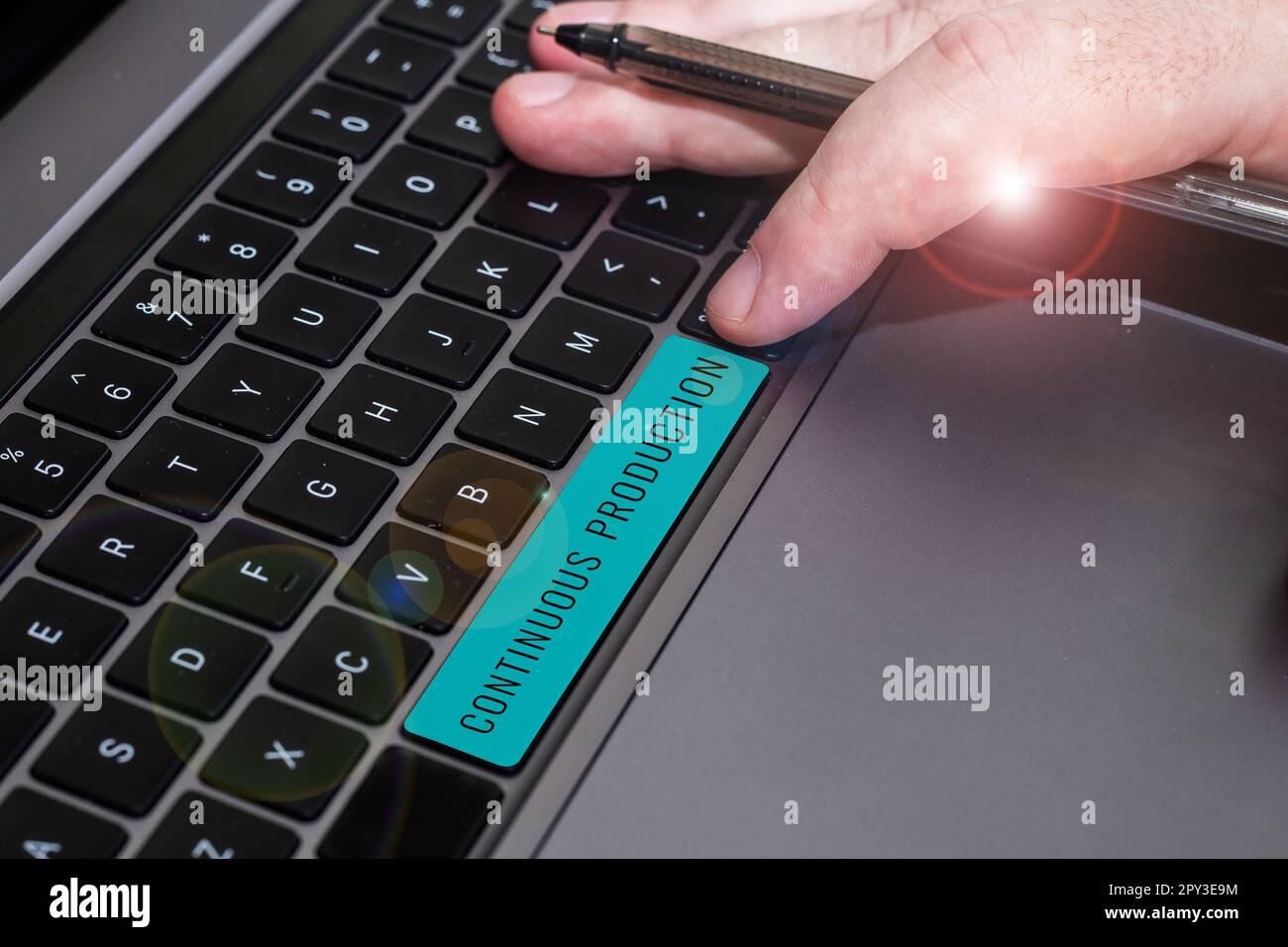 Légende de texte présentant la production continue, le concept Internet implique de petites améliorations cohérentes au fil du temps Banque D'Images