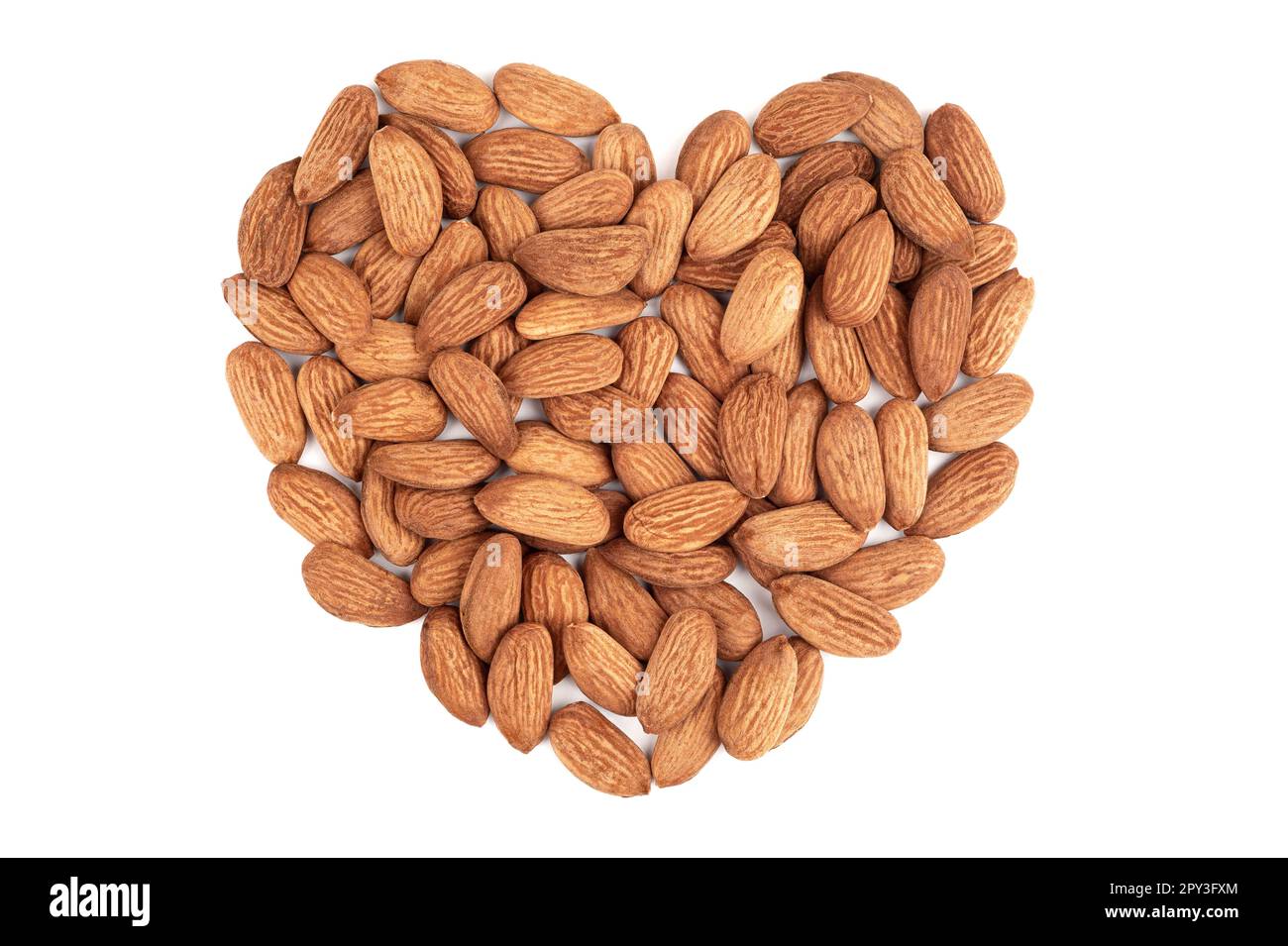Coeur d'amande sur fond blanc. J'aime les amandes. En-cas sain avec des noix. Banque D'Images