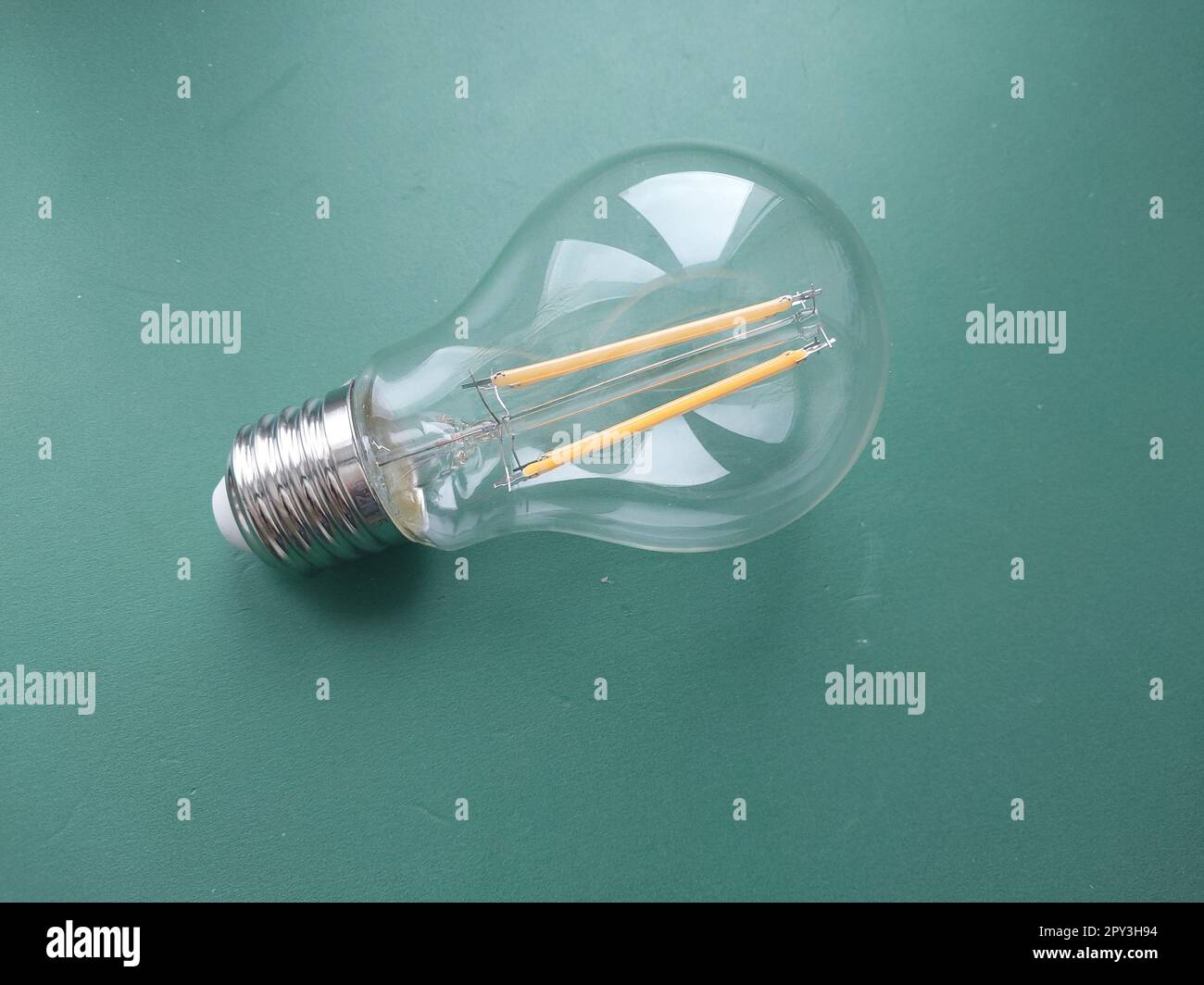 L'AMPOULE EST ILLUMINÉE PAR DES LED à économie d'énergie Banque D'Images