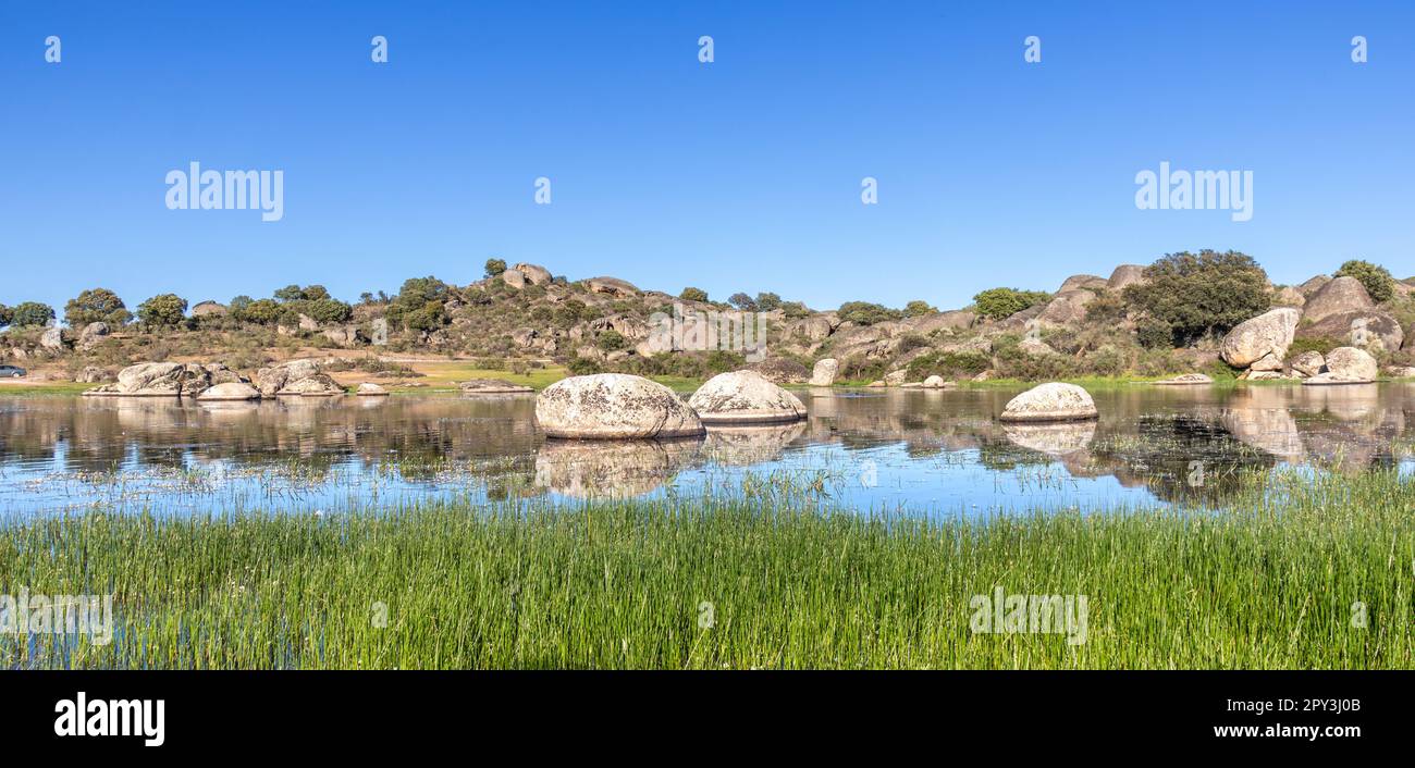 Fotografía panorámica de una laguna en la Reserva Natural de Los Barruecos, Malpartida de Cáceres, España Banque D'Images