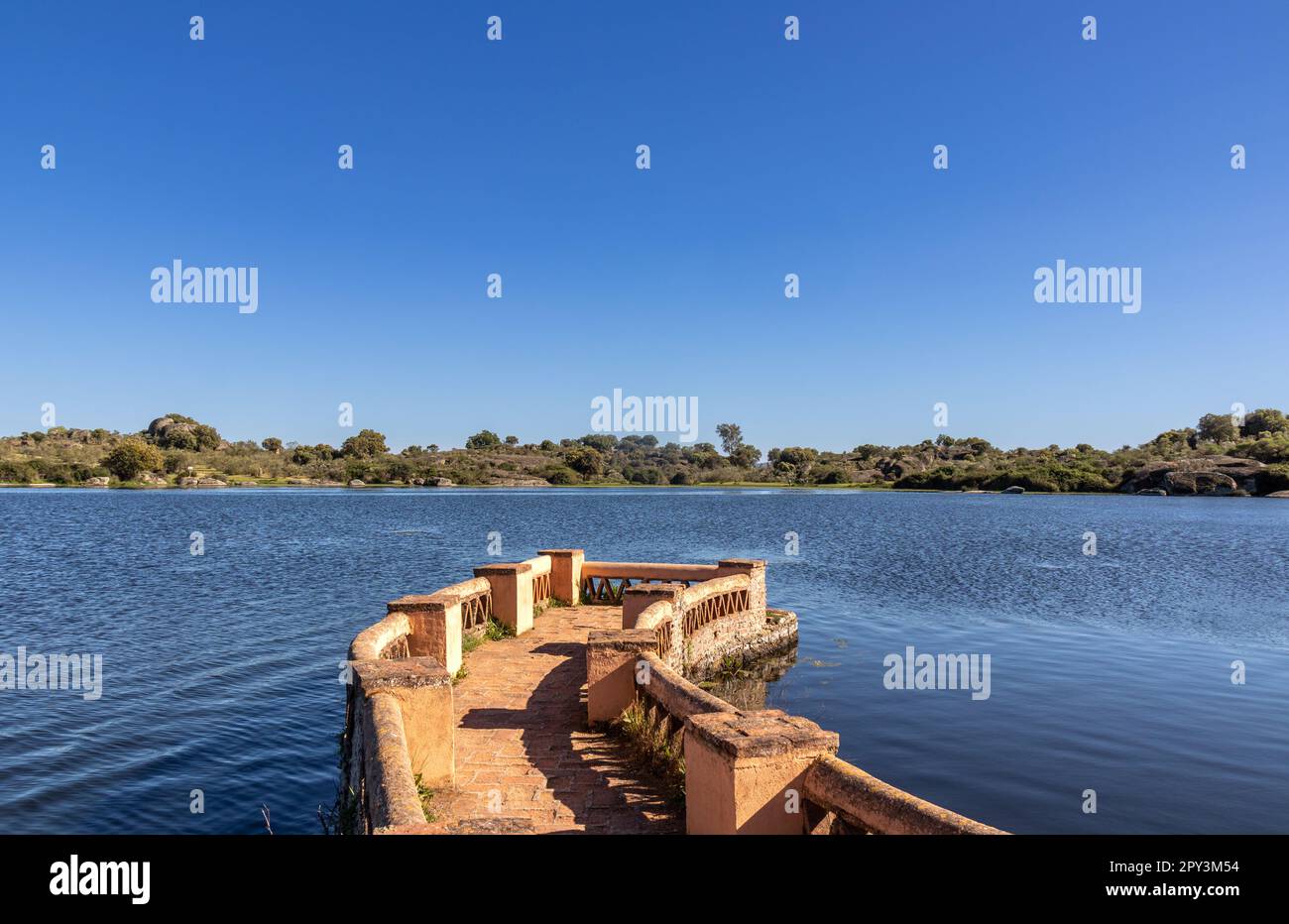 Embarcadero en una de las lagunas del Parque Natural de Los Barruecos, Malpartida de Cáceres, España Banque D'Images