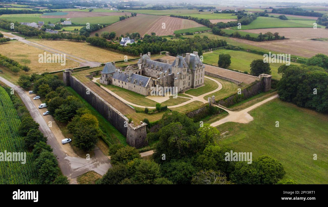 Vue aérienne du château de Kerjean en Bretagne, France - Manoir fortifié de style Renaissance construit pour les membres de la famille Barbier en 16th Banque D'Images