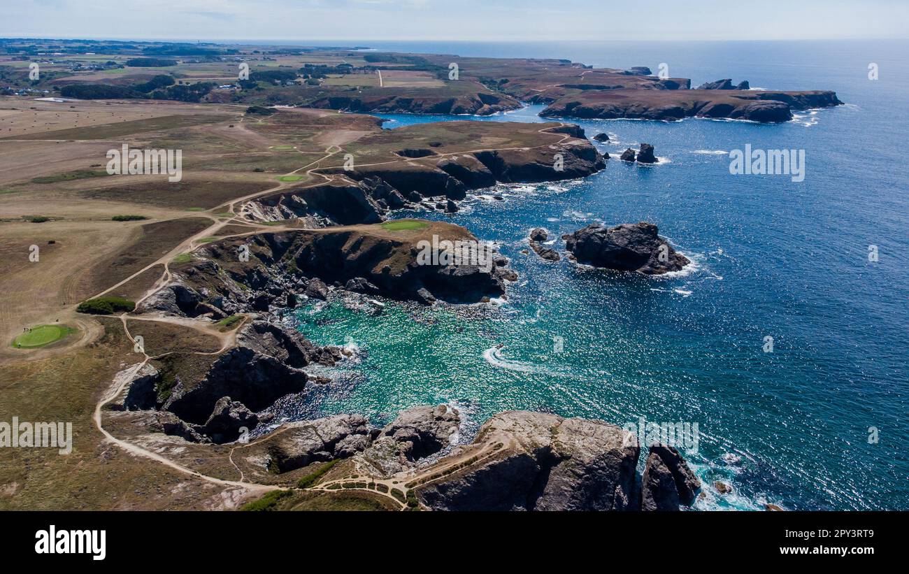 Vue aérienne de la Pointe des Poulains, pointe ouest de Belle-île-en-Mer, la plus grande île bretonne du Morbihan, France - Golf au-dessus de la Th Banque D'Images